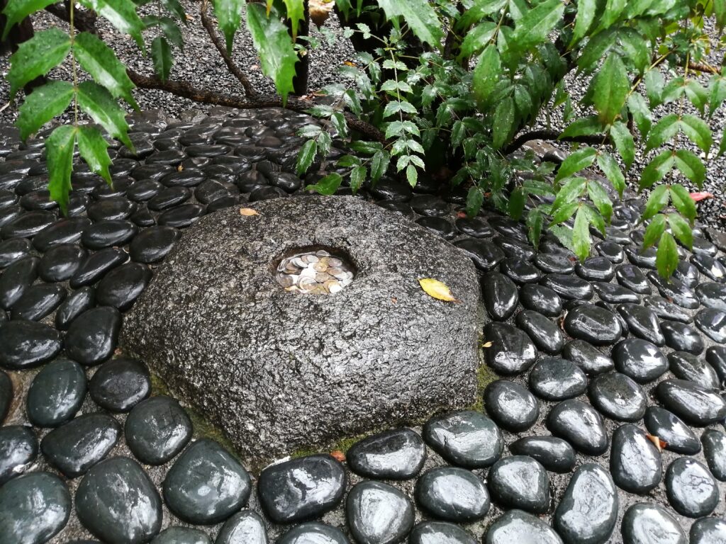 六角堂のへそ石
